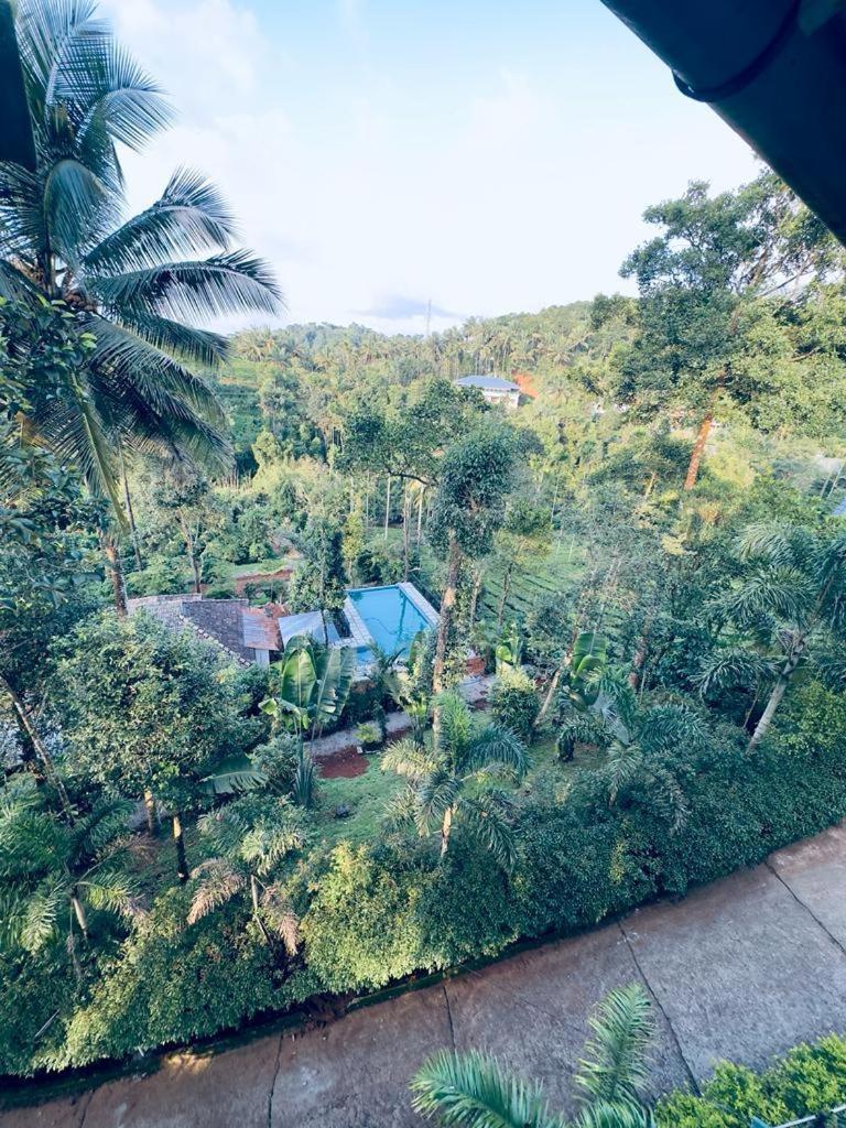 Letstay Vythiri Hill Palace Ngoại thất bức ảnh