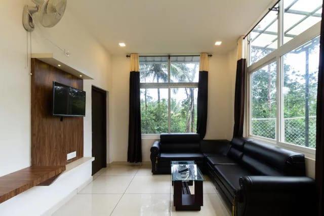Letstay Vythiri Hill Palace Ngoại thất bức ảnh